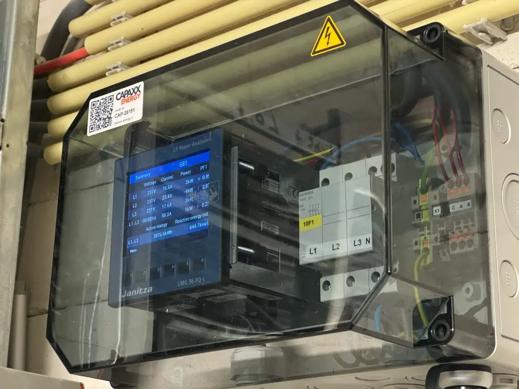 Power analyser in de verdeelinstallatie meet realtime spanning, stroom en vermogen per fase