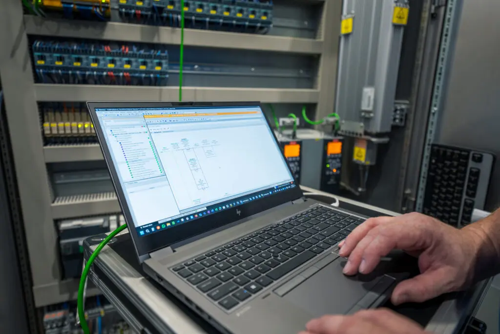 Schakelpaneel met laptop, engineering van een gebouwbeheersysteem in Twente